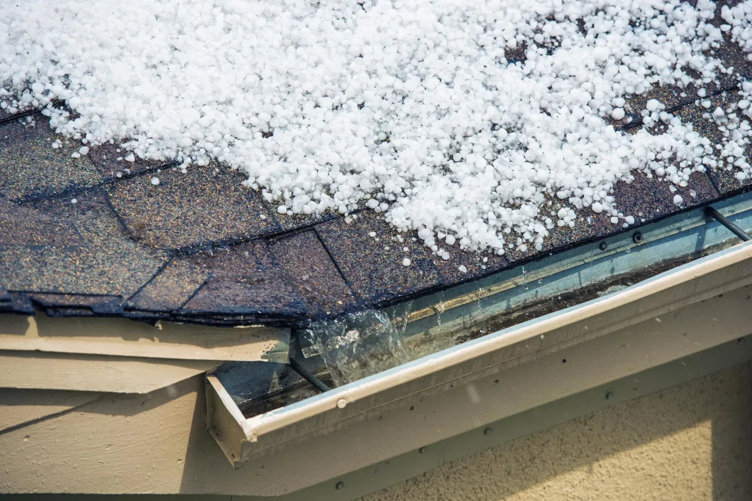 Why Professional Eavestrough Cleaning Is Worth the Investment in Winter